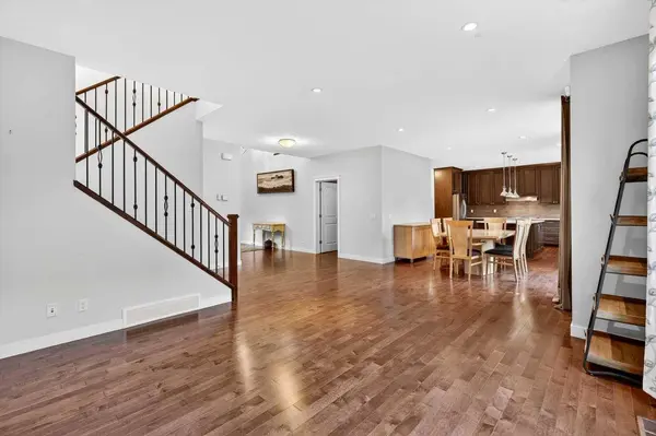 68 Westland CRES SW, Calgary, AB T3H 0W1