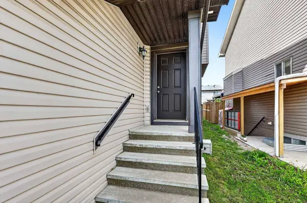 490 New Brighton DR SE, Calgary, AB T2Z 0K1