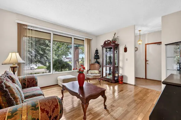 296 Templeton CIR NE, Calgary, AB T1Y 5R5