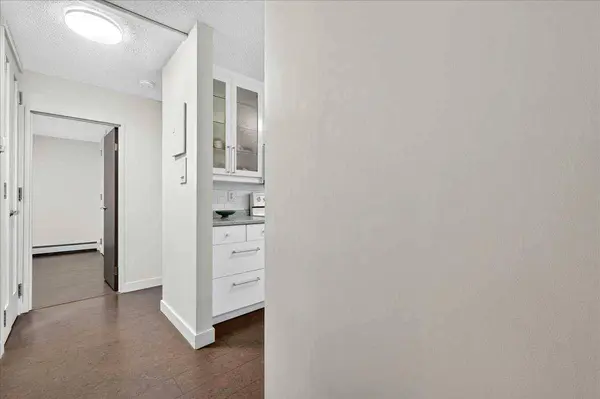 1107 NE 15 AVE SW #401, Calgary, AB T2R 0S8