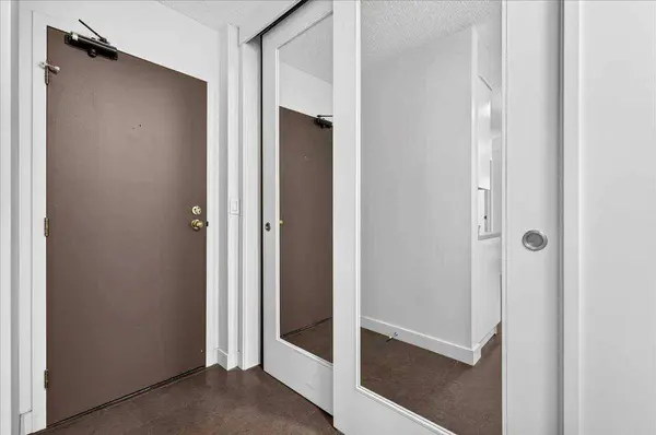 1107 NE 15 AVE SW #401, Calgary, AB T2R 0S8