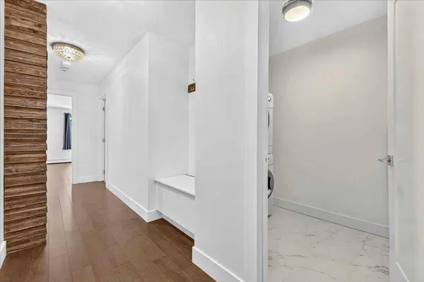 1011 12 AVE SW #204, Calgary, AB T2R 0J5