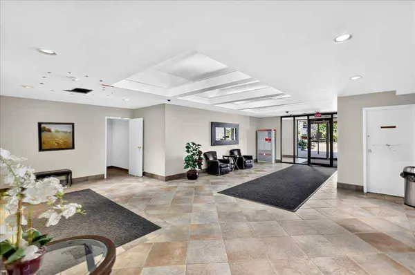 1011 12 AVE SW #204, Calgary, AB T2R 0J5