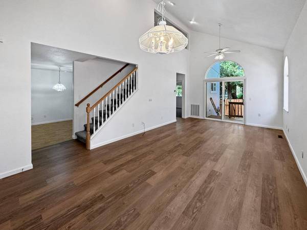 121 Carriage LN, Grass Valley, CA 95949