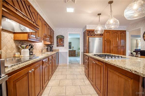 44 Woodberry RD, New Hartford, NY 13413