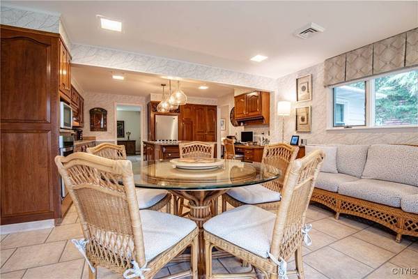 44 Woodberry RD, New Hartford, NY 13413