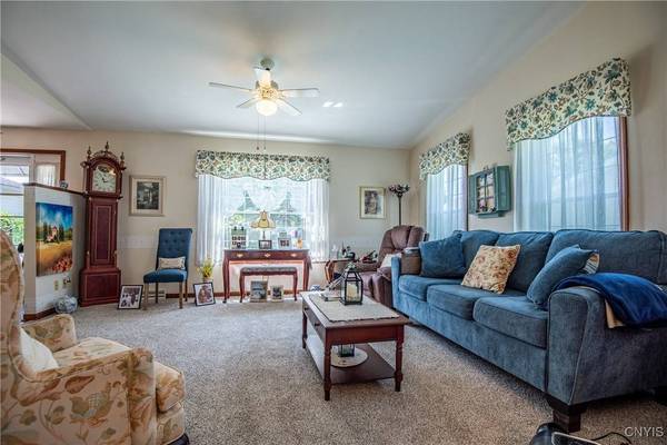 11 Buttonwood CIR, Clinton, NY 13323