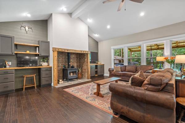 95 Thunder Mountain Road, Caddo Gap, AR 71935