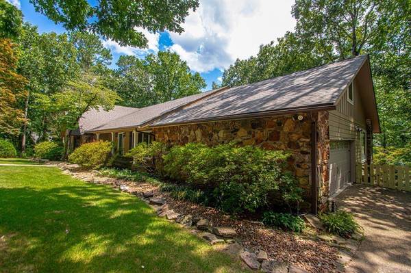 15 Saint Charles Court, Little Rock, AR 72211