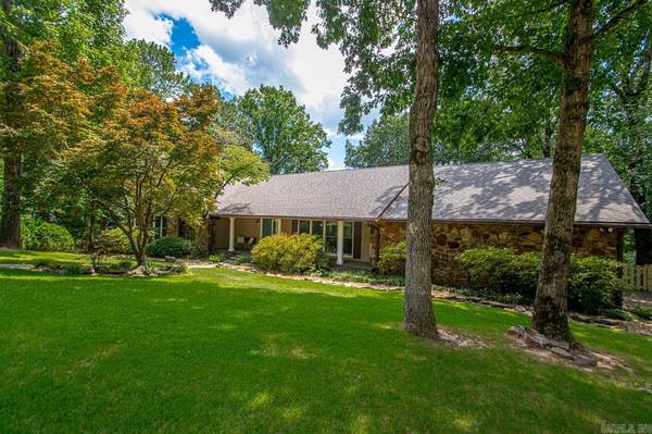 15 Saint Charles Court, Little Rock, AR 72211