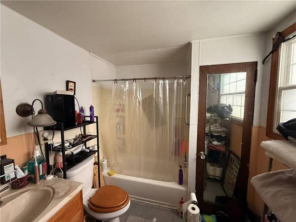 325 W Cunningham St, City Of But Nw, PA 16001