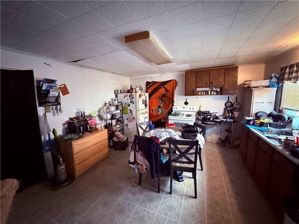 325 W Cunningham St, City Of But Nw, PA 16001