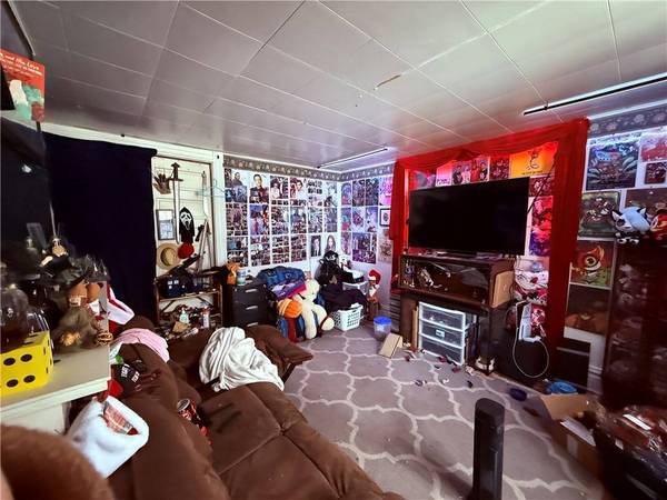 325 W Cunningham St, City Of But Nw, PA 16001