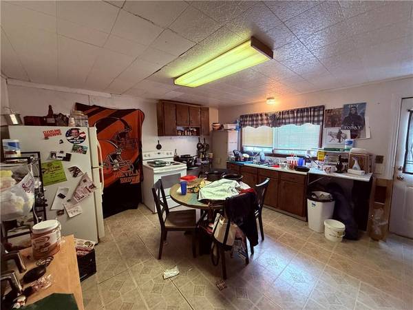 325 W Cunningham St, City Of But Nw, PA 16001