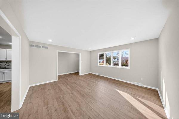 24 VANSANT RD, Newark, DE 19711