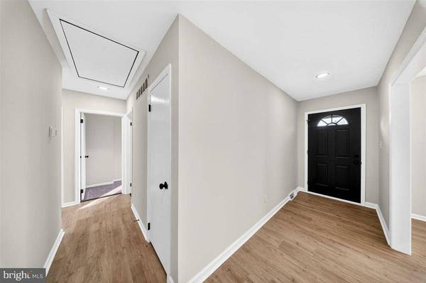 24 VANSANT RD, Newark, DE 19711