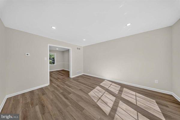 6 ROY CT, Newark, DE 19711