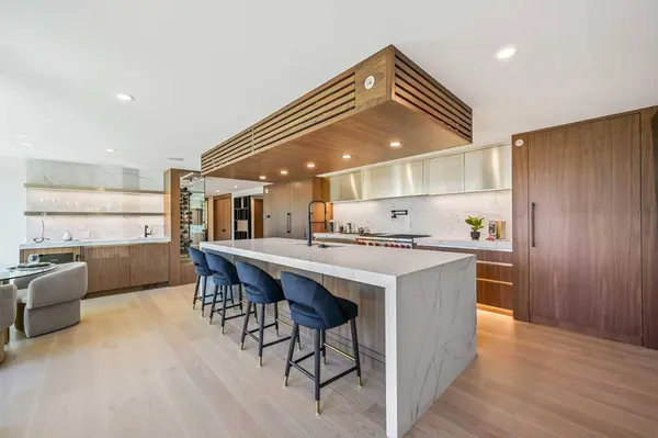 100 10A ST NW #403, Calgary, AB T2N4T3