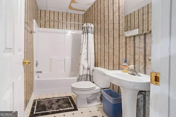 3884 Meandering WAY SW, Lilburn, GA 30047