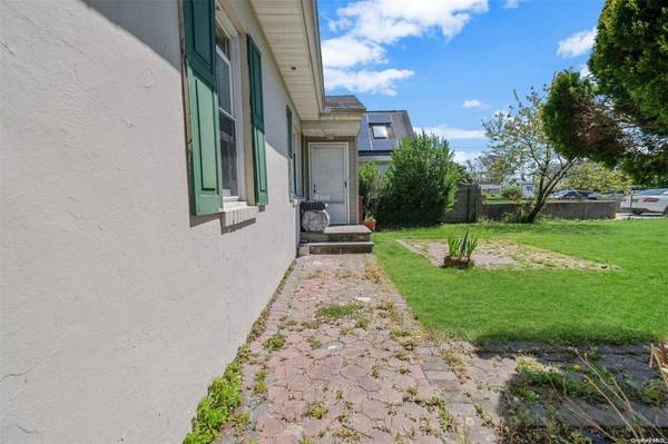 87 Saint George DR, Shirley, NY 11967