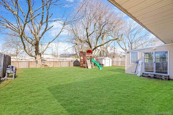 22 Somerset RD, Amityville, NY 11701