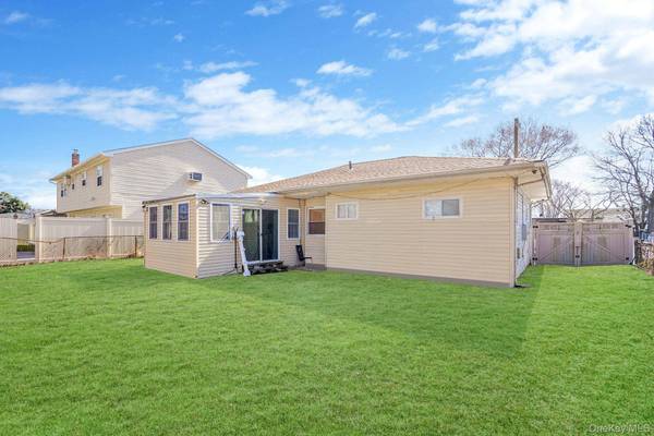 22 Somerset RD, Amityville, NY 11701