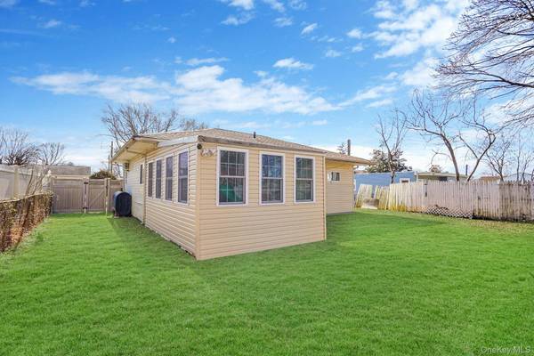 22 Somerset RD, Amityville, NY 11701