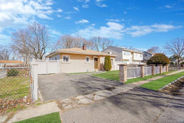 22 Somerset RD, Amityville, NY 11701