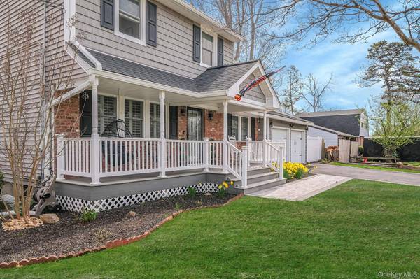 1 Hooper CT, Port Jefferson Station, NY 11776