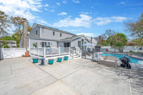 8 Whisper LN, Smithtown, NY 11787