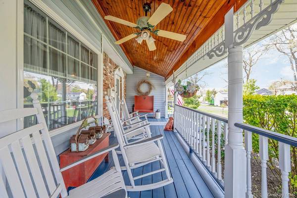 8 Whisper LN, Smithtown, NY 11787