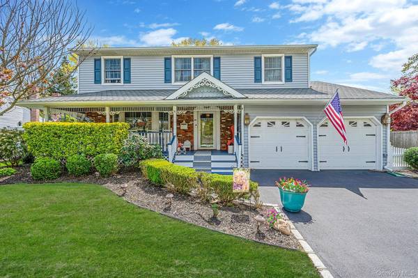 8 Whisper LN, Smithtown, NY 11787