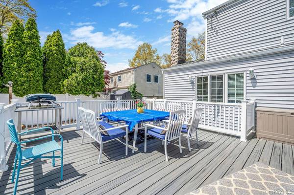 8 Whisper LN, Smithtown, NY 11787