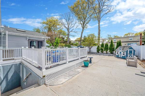 8 Whisper LN, Smithtown, NY 11787