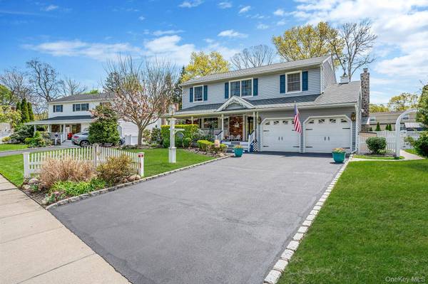 8 Whisper LN, Smithtown, NY 11787