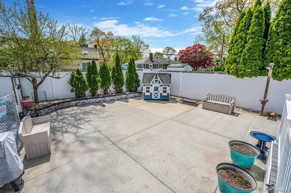8 Whisper LN, Smithtown, NY 11787
