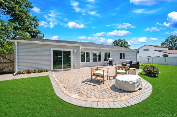 60 Thomas ST, Coram, NY 11727