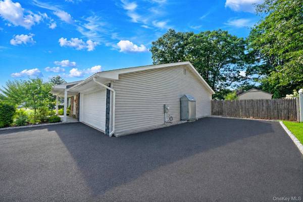 60 Thomas ST, Coram, NY 11727