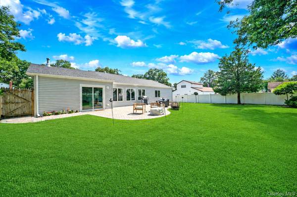60 Thomas ST, Coram, NY 11727