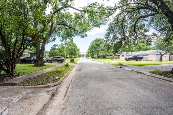 410 E Mona Avenue, Duncanville, TX 75137