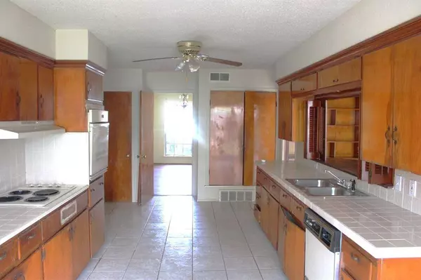 706 W Five Mile Parkway, Dallas, TX 75224