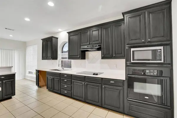 1107 Eastbrook Drive, Glenn Heights, TX 75154