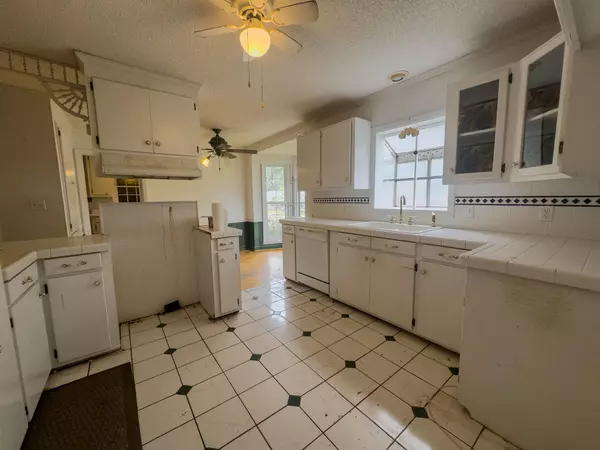 109 Quaker St, Saint George, SC 29477