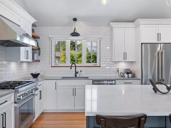 1609 Smith AVE, Coquitlam, BC V3J 2Y4