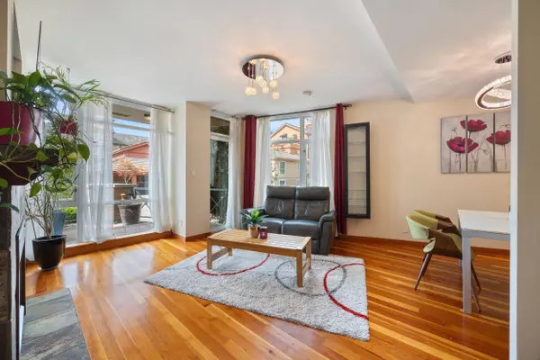 8 Renaissance SQ #114, New Westminster, BC V3M 7A9