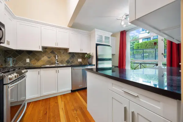 8 Renaissance SQ #114, New Westminster, BC V3M 7A9