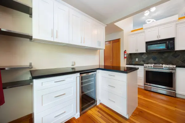 8 Renaissance SQ #114, New Westminster, BC V3M 7A9