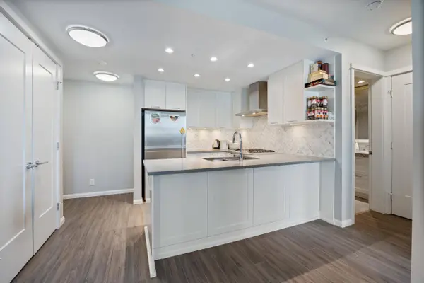 520 Como Lake AVE #1401, Coquitlam, BC V3J 0E8