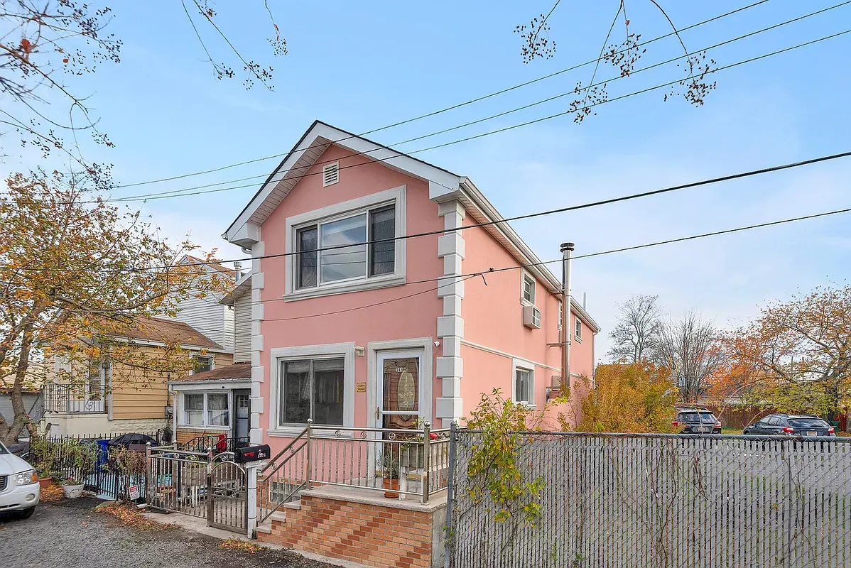 Dormans Ct, Far Rockaway, NY 11693