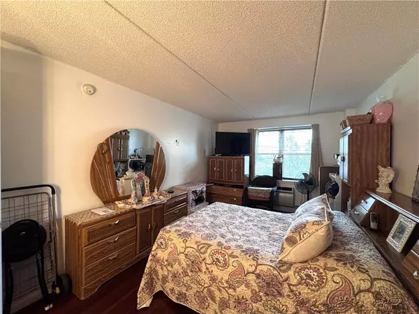 7914 Rockaway Beach BLVD #3L, Rockaway Beach, NY 11693